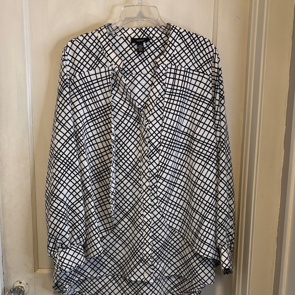 Alfani Woman Flowy Black and White Vneck Hidden Button-down Longsleeve Top 14W